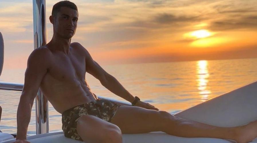 Cristiano Ronaldo sensualiza na web: “A vista ou eu?”