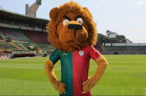 Portuguesa faz drive-thru para torcedores comprarem camisa do centenário