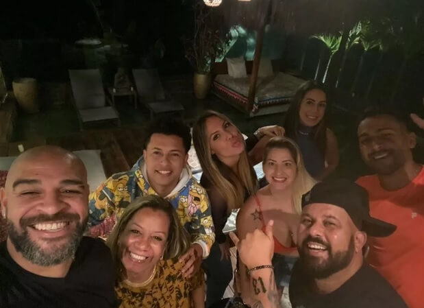 Adriano Imperador se diverte com amigos e é “cancelado” pela internet