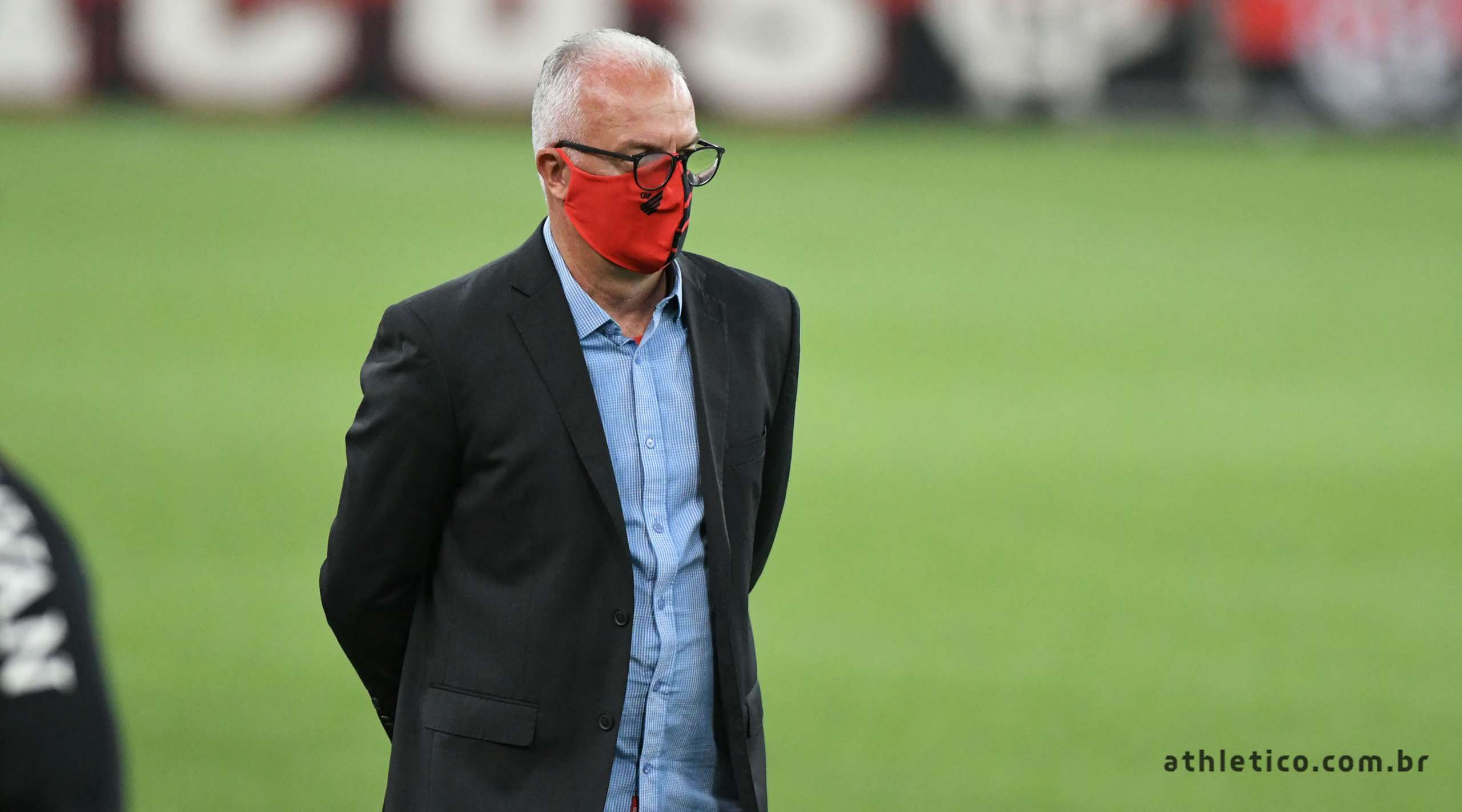 Com covid, Dorival não viaja com Athletico para duelo contra o Santos