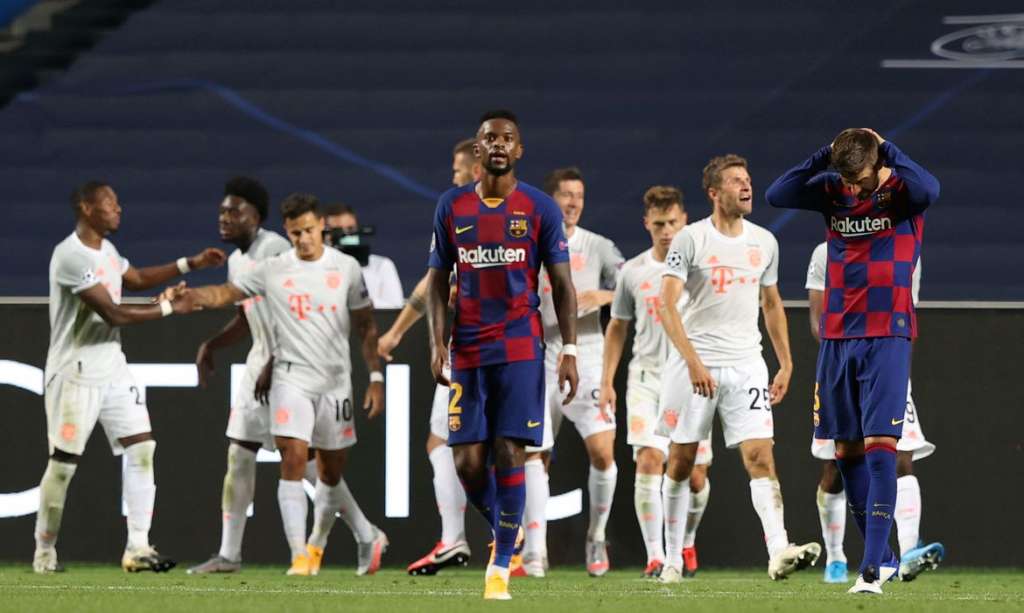 Após vexame histórico, jogadores do Barcelona são recebidos com protestos no CT