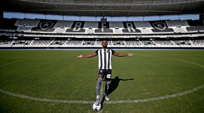 Apresentado, Kalou revela influência de Seedorf e exalta o Botafogo: ‘Privilégio’