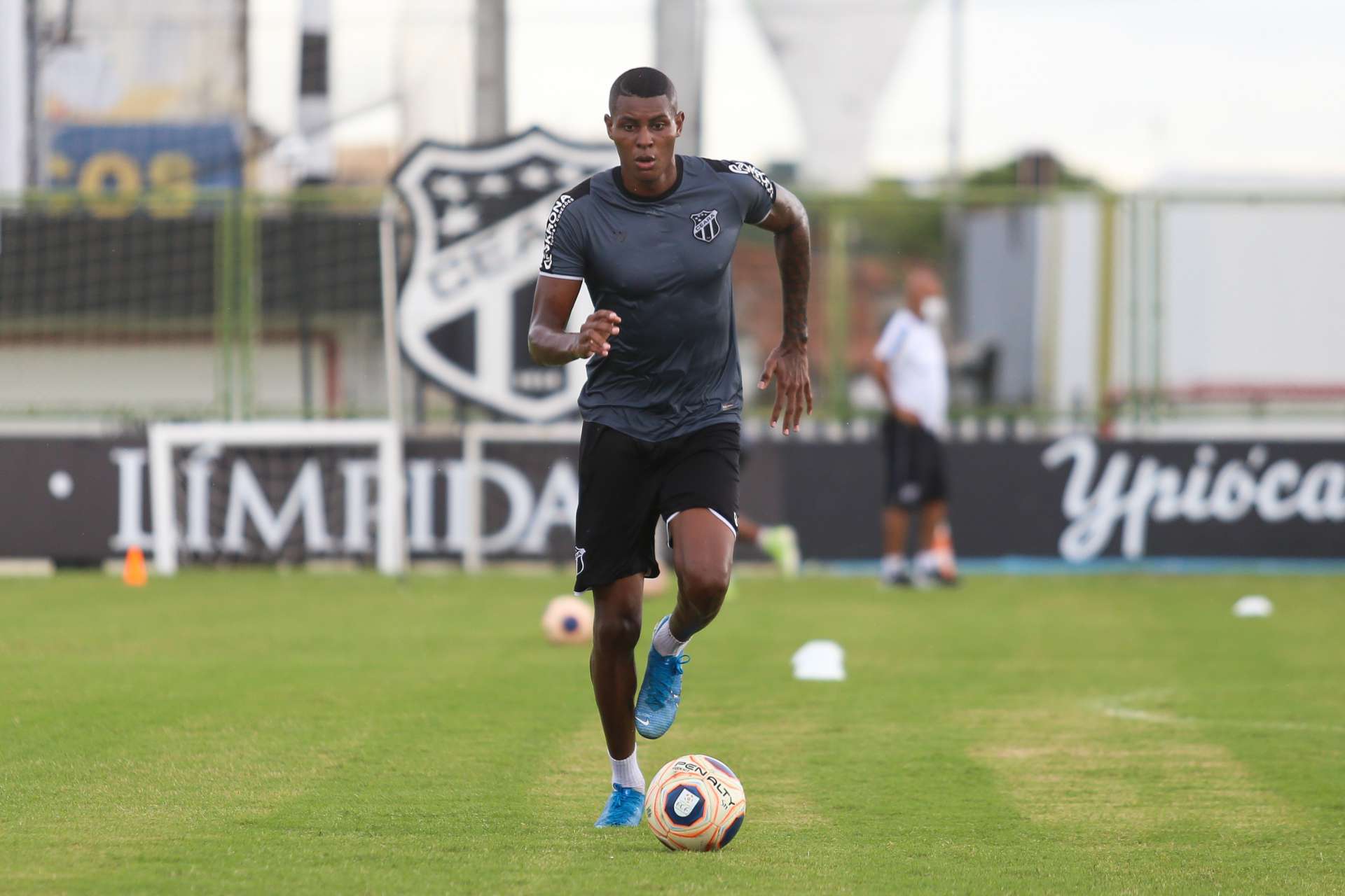 Com moral e visado por ‘grandes’, Ceará prolonga vínculo e dá aumento para atacante