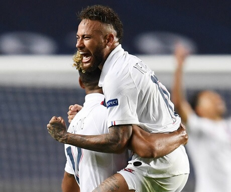 Neymar é alvo de brincadeira de Thiago Silva e leva susto. ASSISTA AQUI!