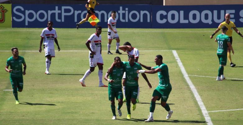 Todinho marcou gol do Guarani e foi expulso na parte final.