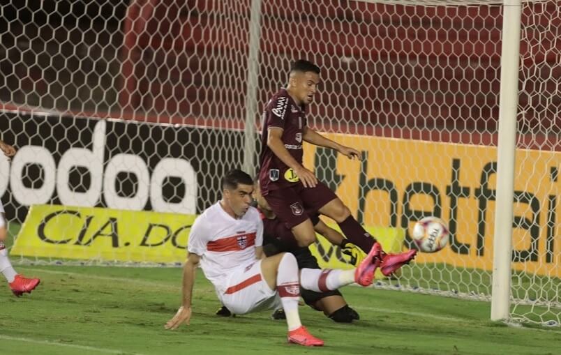 Náutico e CRB empataram nos Aflitos (Foto: Caio Falcão/CNC)