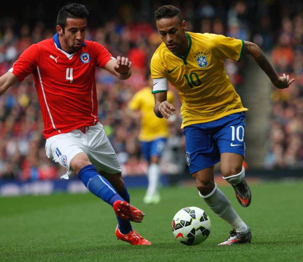 Isla marcando Neymar, em partida entre Brasil e Chile