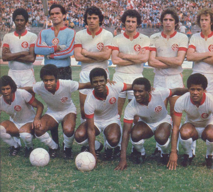 Zé Maria, primeiro em pé, no timaço de Inter em 1976