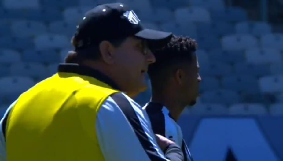 Guto Ferreira discute com auxiliar de Sampaoli e recebe cartão amarelo