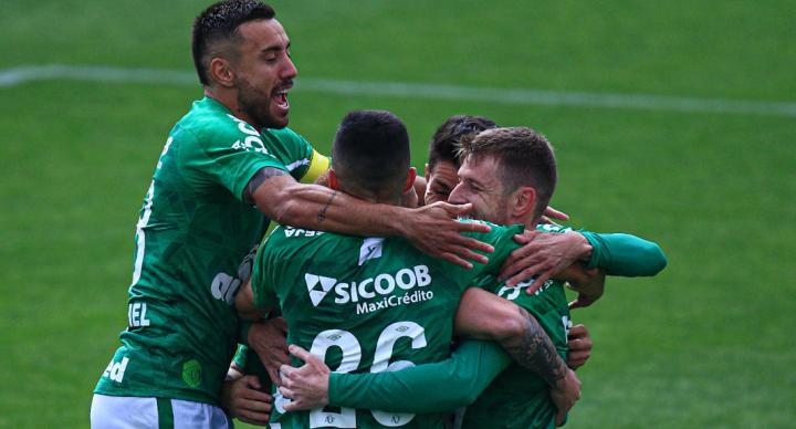 Chape fez o gol da vitória com presentaço da defesa do Sampaio Chape fez o gol da vitória com presentaço da defesa do Sampaio