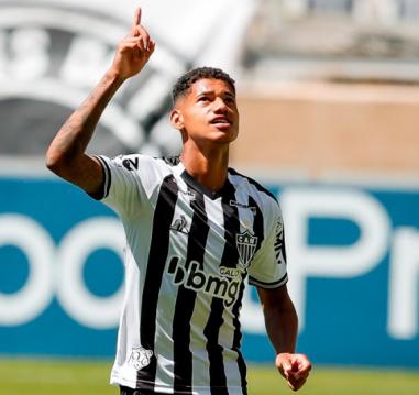 Atacante do Atlético-MG comemora gols e atuação decisiva na vitória sobre o Ceará