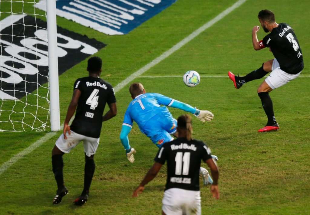 Léo Ortiz aproveita rebote de Douglas Friederich para marcar (Foto: Ari Ferreira/Red Bull Bragantino)