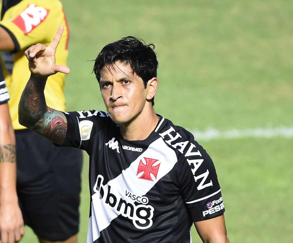 Mesmo marcando dois, Cano divide méritos com companheiros do Vasco