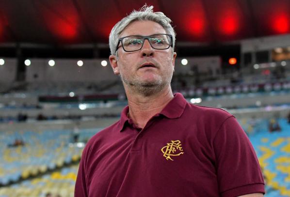 Treinador do Fluminense é afastado de jogo por suspeita de Covid-19