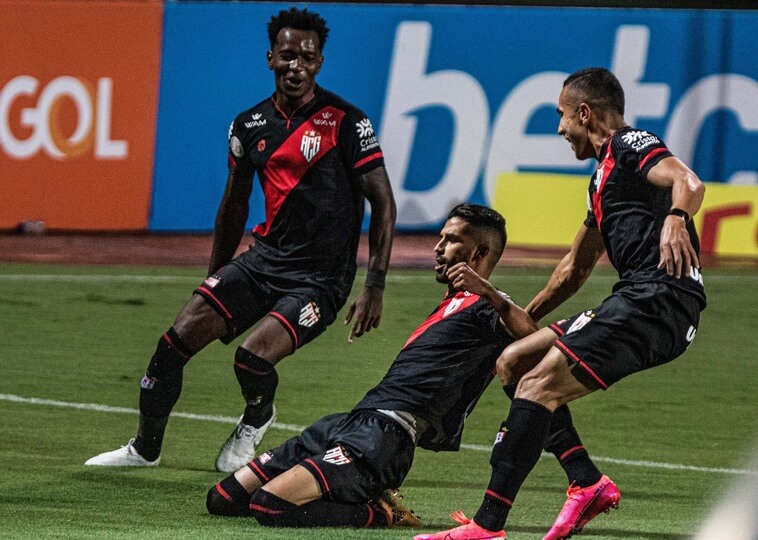 Atlético-GO saiu na frente, mas sofreu o empate (Foto: Heber Gomes)