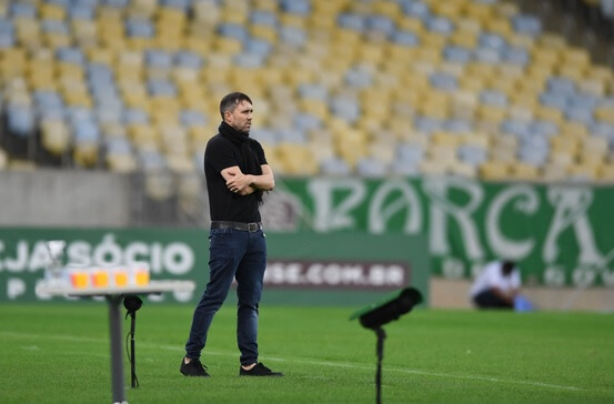 Apesar do elenco reduzido, Coudet acredita no “protagonismo” do Internacional