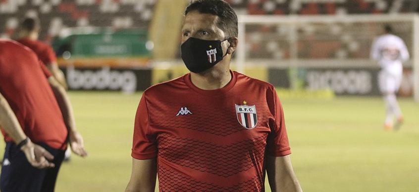 Claudinei Oliveira acumula desfalques para jogo de seis pontos na Série B