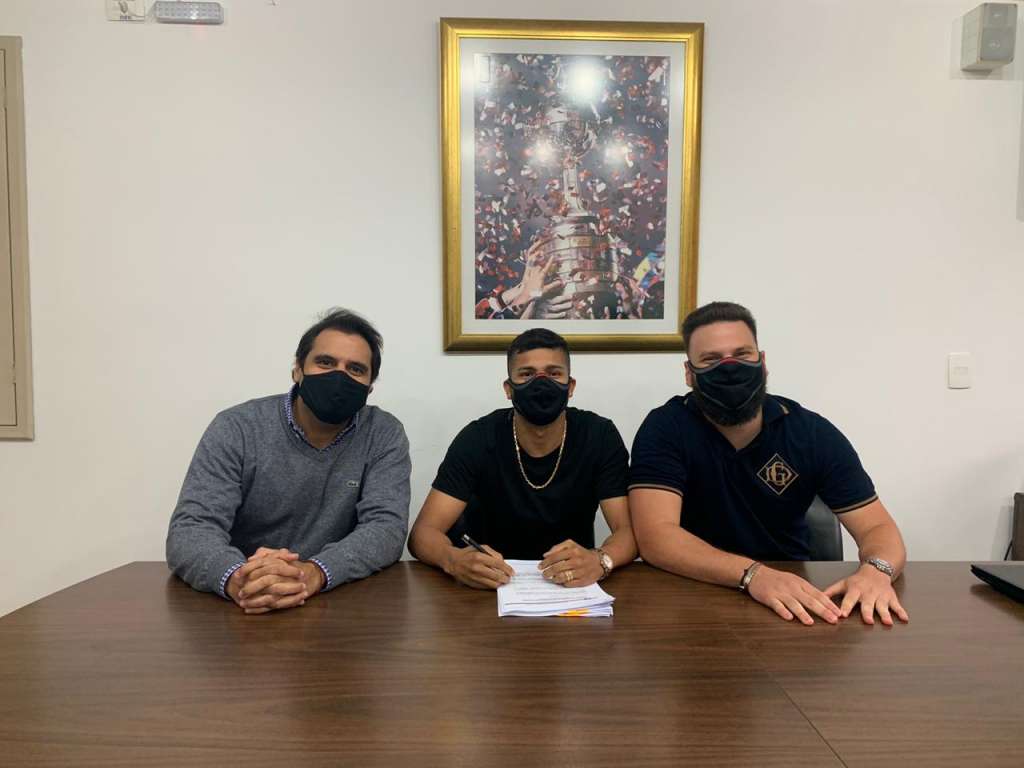 Representantes Bernardo Escansette e Adrián Landucci, junto a Rojas na assinatura do novo vinculo (Foto: Divulgação/ME Assessoria e Comunicação) 