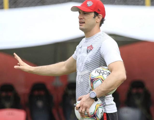 Série B: Bruno Pivetti finaliza preparação do Vitória com dúvidas para quarta