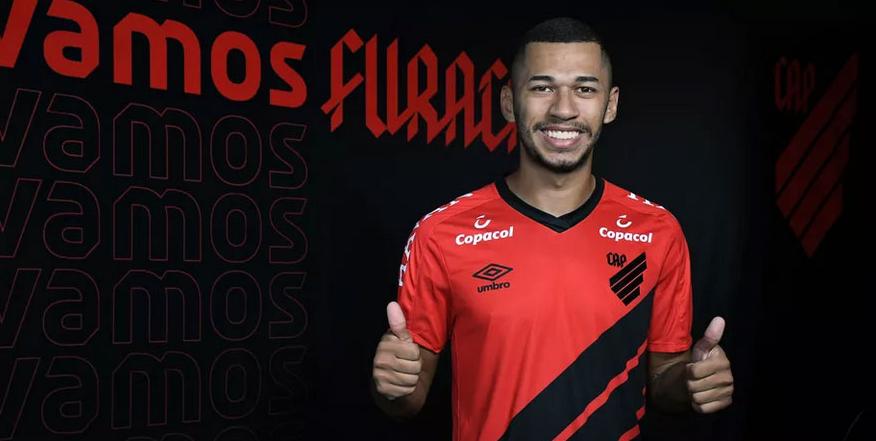 Athletico-PR oficializa contratação de atacante de rival do Brasileirão