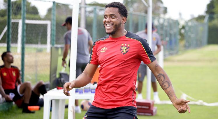 Ex-volante do Inter consegue, na Justiça, rescisão de contrato com Sport