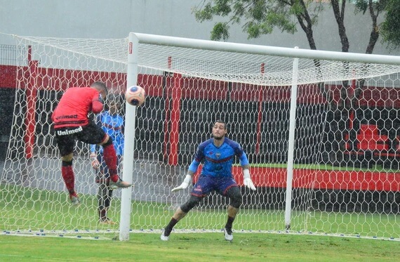 Goleiro de time do Brasileirão pode ser preso por não pagar pensão