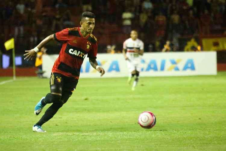 Sport acerta com atacante do Bahia e sonha com ex-lateral da Ponte Preta