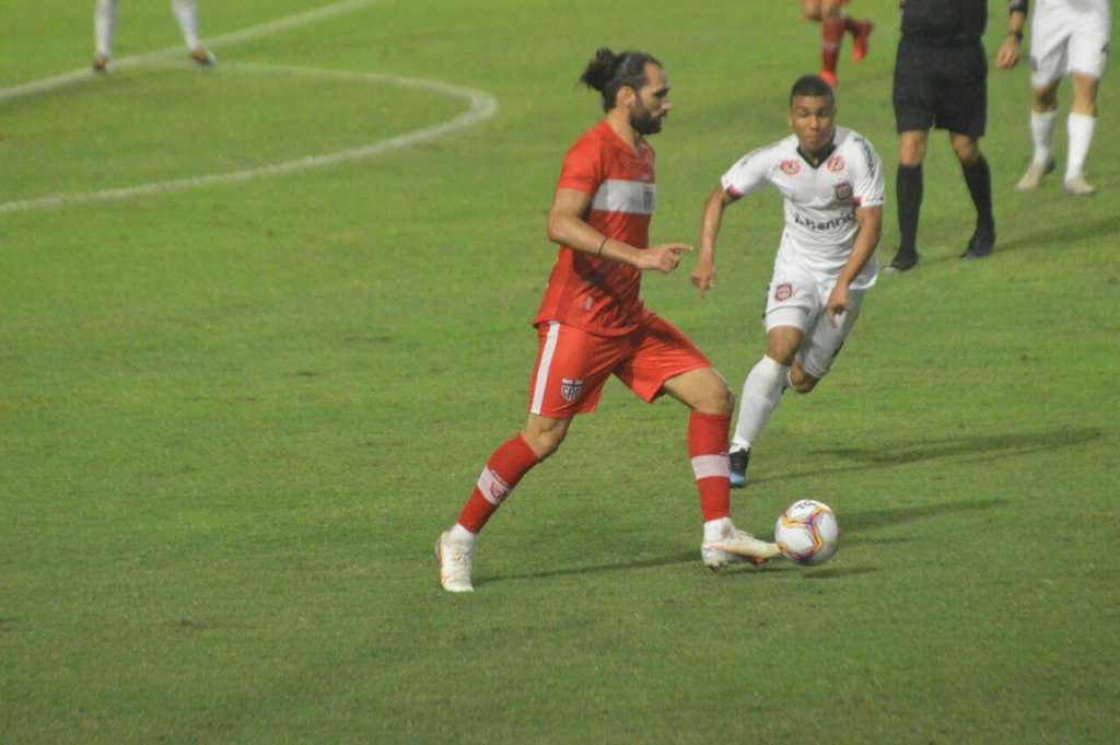 Léo Gamalho marcou seu quatro gol em quatro jogos (Foto: Gustavo Henrique/CRB)