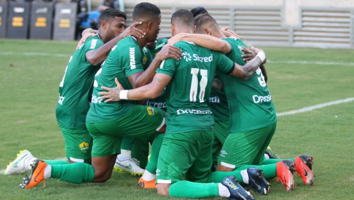 Cuiabá bate o Confiança