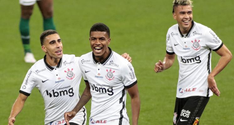 Jogadores do Corinthians não escondem o alívio após conquista da primeira vitória