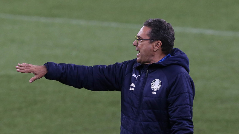 Palmeiras é hostilizado por torcedores em aeroporto de Curitiba após vitória