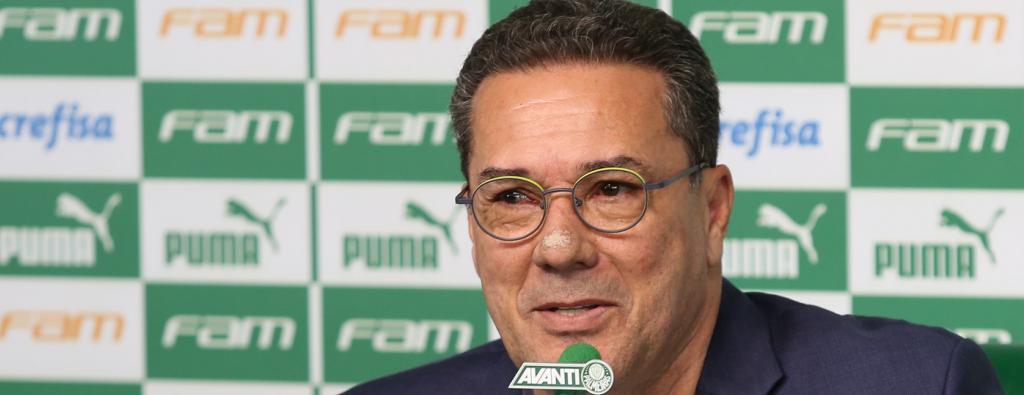 Vitória nos acréscimos faz Luxemburgo superar outro técnico histórico do Palmeiras