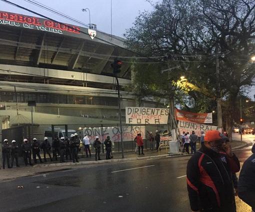 Organizadas do São Paulo fazem protesto no Morumbi antes do jogo com o Bahia