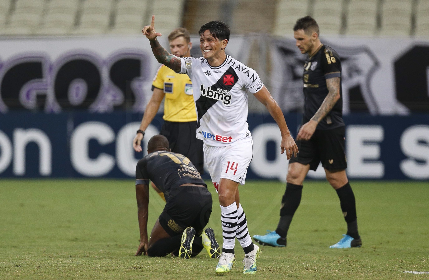 BRASILEIRÃO: São Paulo tropeça de novo, Santos vence e Vasco é o novo líder