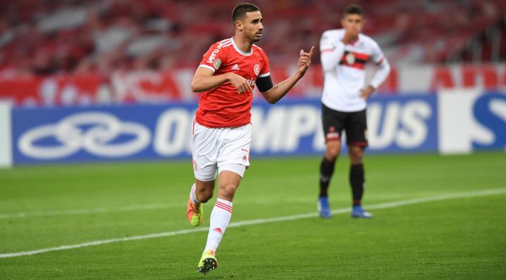 Thiago Galhardo 'deitou e rolou' no segundo tempo do Internacional