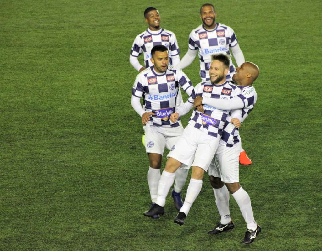 Gustavo Xuxa fez um golaço de falta no jogo desta quinta