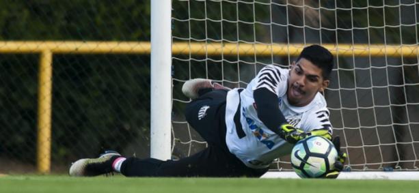 João Paulo vai de quarta opção a goleiro titular do Santos: ‘Venho me preparando’