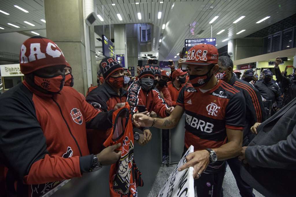 Chileno Mauricio Isla chega ao Rio e é recebido pela torcida do Flamengo