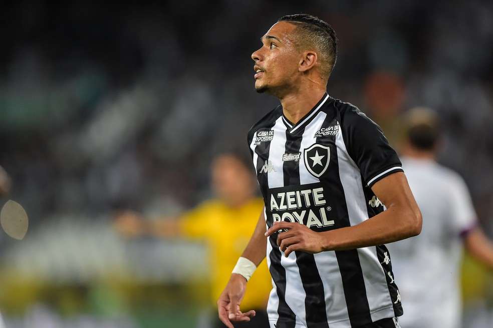 Botafogo confirma saída de atacante para rival do Campeonato Brasileiro