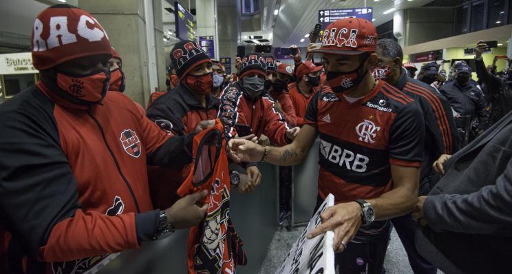 Torcedores dão boas-vindas ao novo lateral do Flamengo