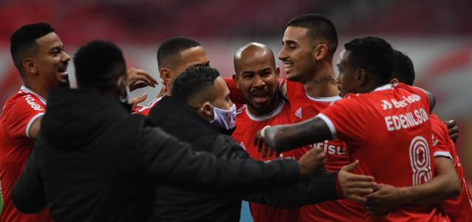 É gol dele! Mais um de Galhardo. (Foto: Ricardo Duarte / Internacional)