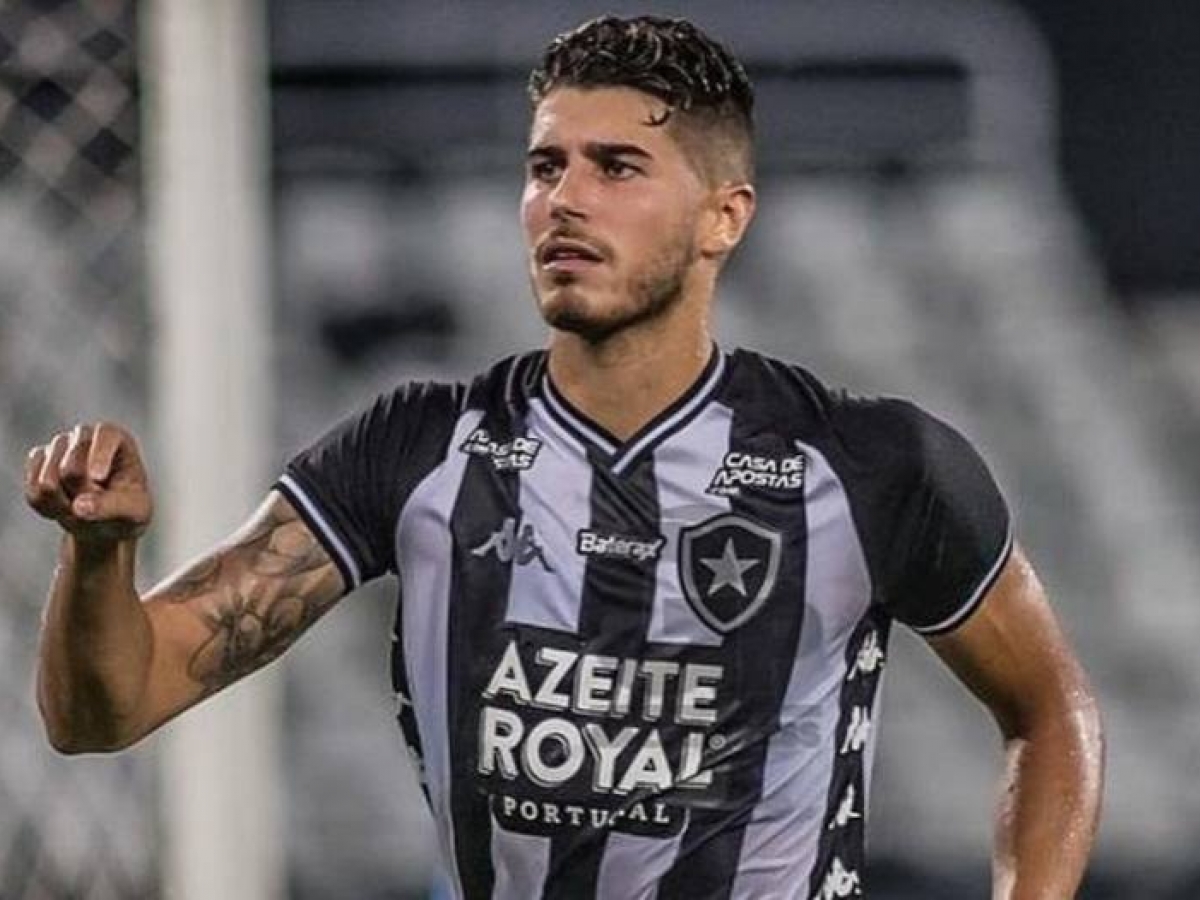 Atacante do Botafogo questiona arbitragem: “Queria ver se fosse pro outro lado”