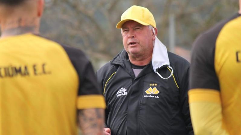 Cavalo ganha reforço de meia recuperado da Covid-19, mas não deve mexer no Criciúma