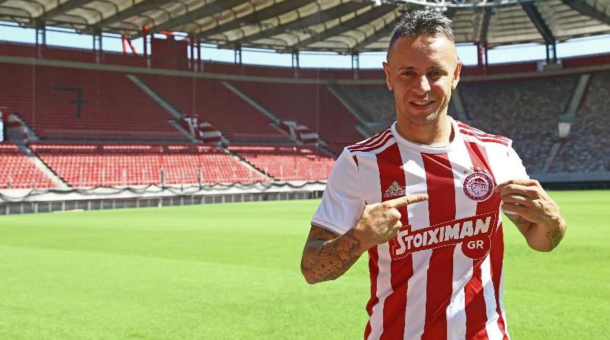 Campeão de tudo com o Flamengo é apresentado em seu novo clube