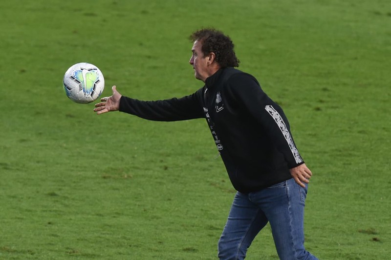 Cuca nega desgaste no Santos e questiona VAR em pênalti: “Não é interpretação?”
