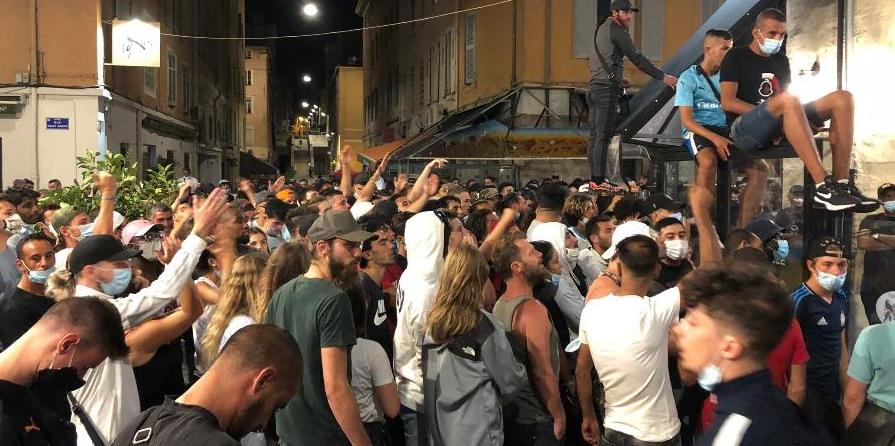 Torcedores do único campeão francês na Liga dos Campeões comemoram queda do PSG