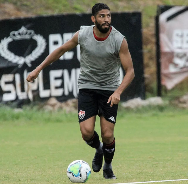 Ex-zagueiro do Corinthians sai no BID e já pode estrear pelo Vitória