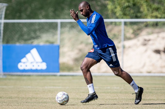 Zagueiro se recupera da covid-19 e treina no Cruzeiro, mas não joga quarta