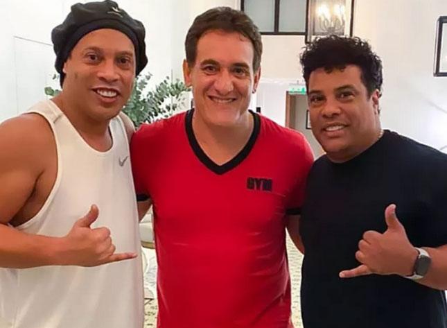 Ex-zagueiro de Corinthians e Palmeiras visita Ronaldinho Gaúcho em hotel