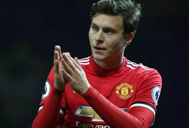 Jogador do Manchester United persegue e prende ladrão que roubou vovó de 90 anos